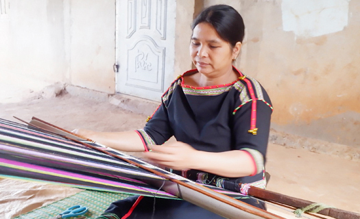 Đắk Lắk: Phụ nữ buôn Knia gìn giữ nghề dệt thổ cẩm
